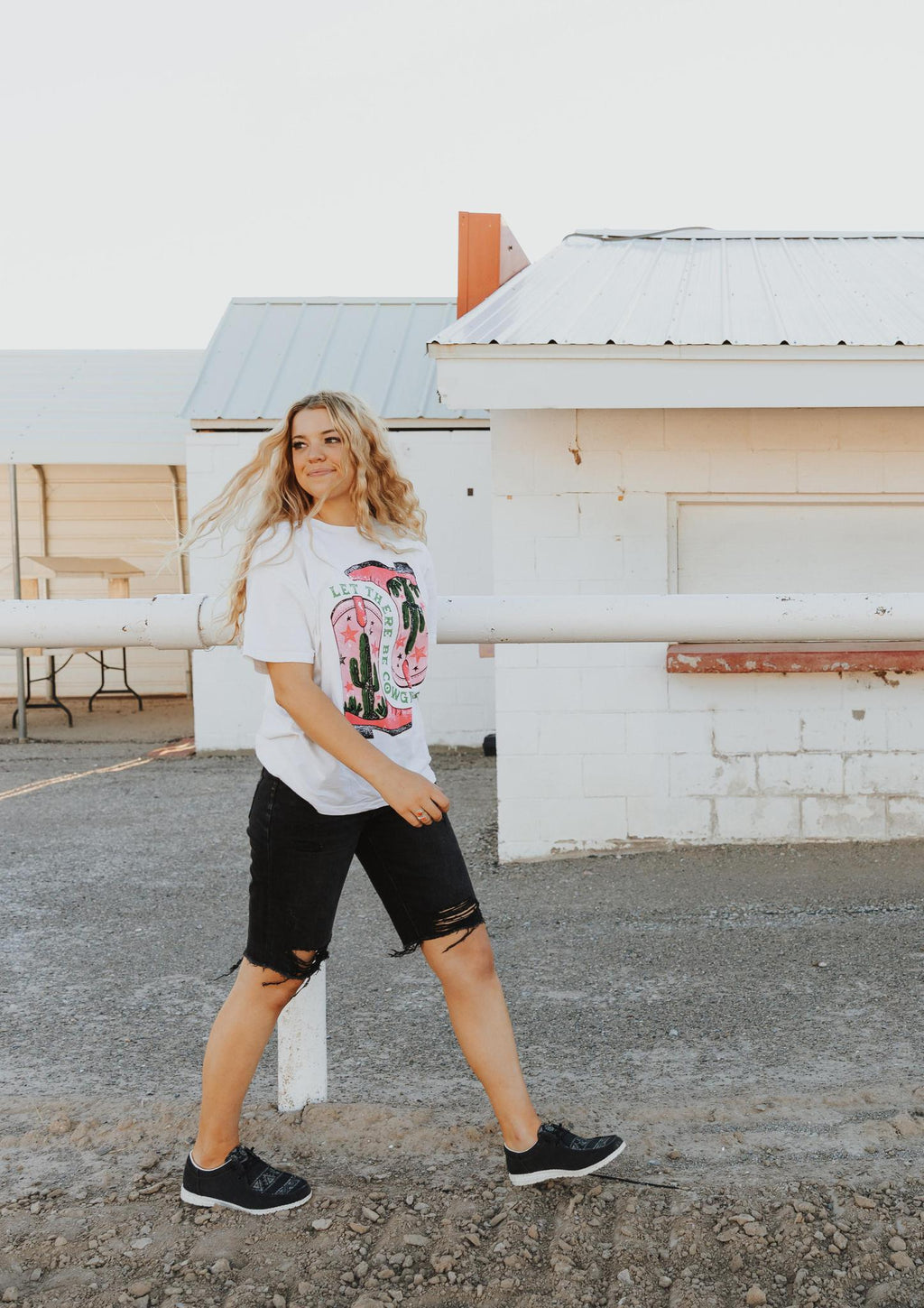 LET THERE BE COWGIRLS  GRAPHIC TEE - MINERAL IVORY
