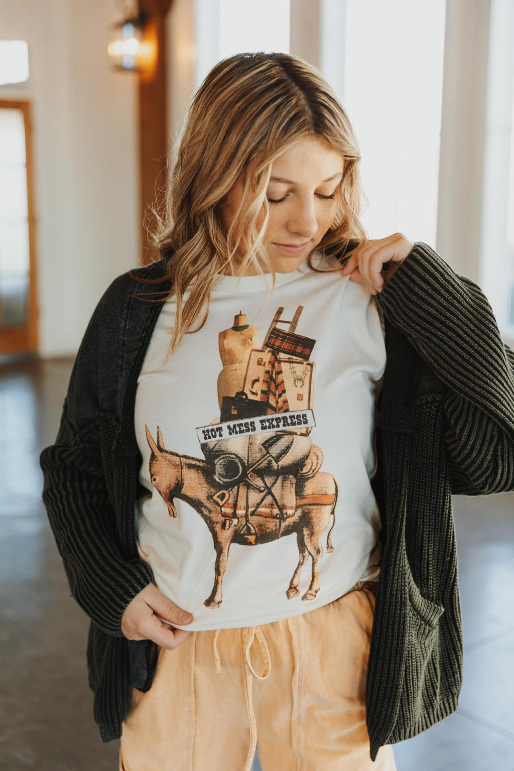 HOT MESS EXPRESS GRAPHIC T SHIRT
