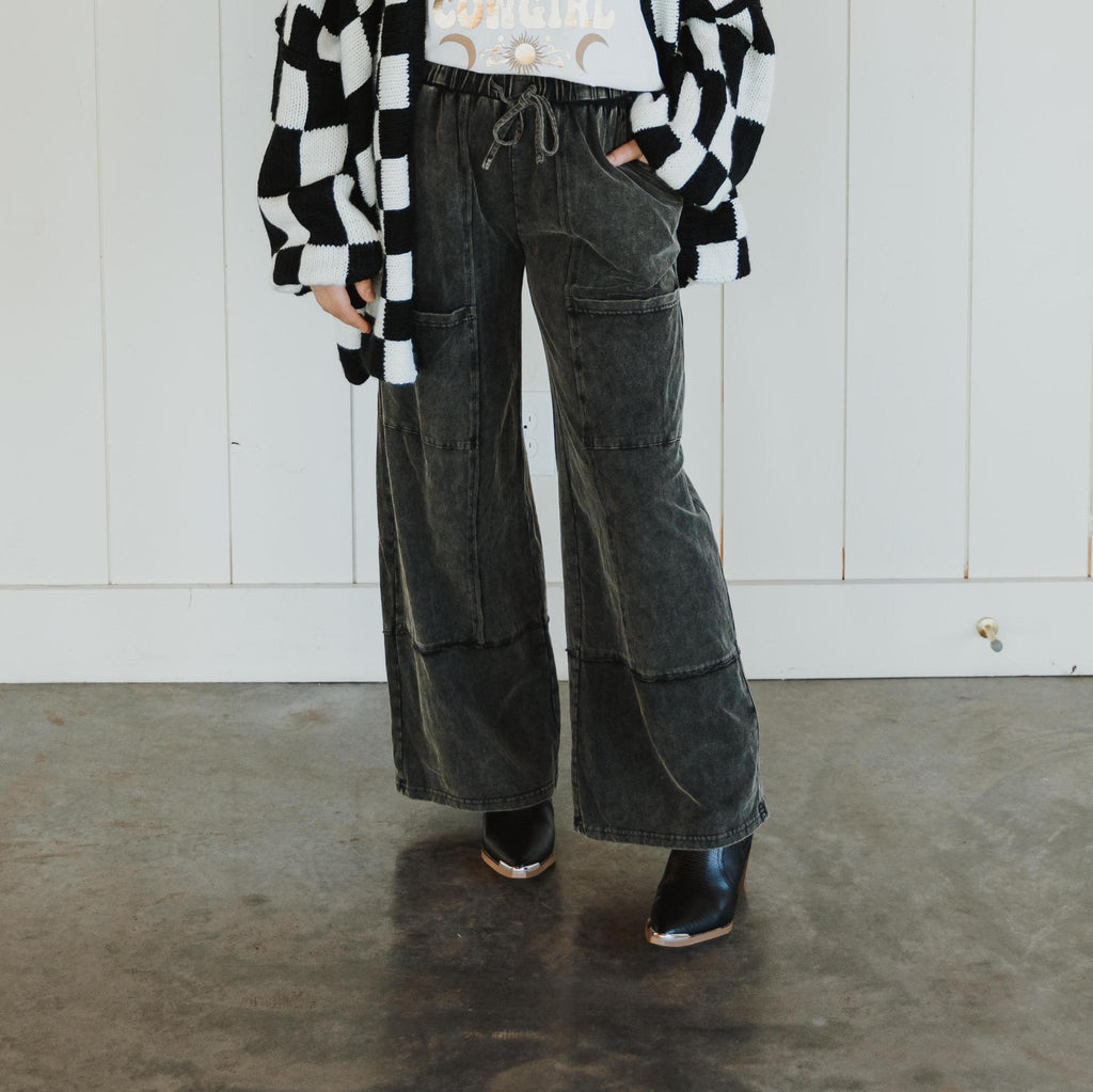 Mineral-Washed Cargo Style Wide-Leg Pants - Black