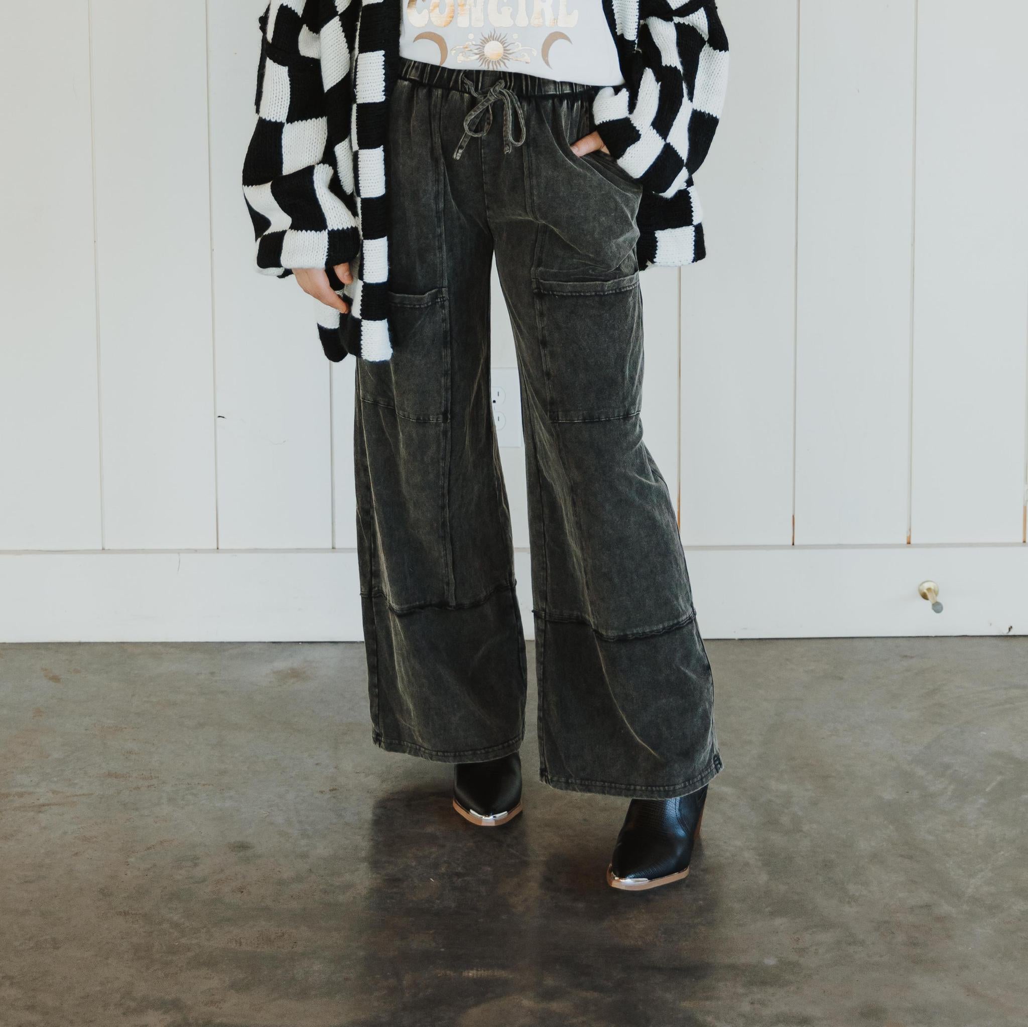 Mineral-Washed Cargo Style Wide-Leg Pants - Black